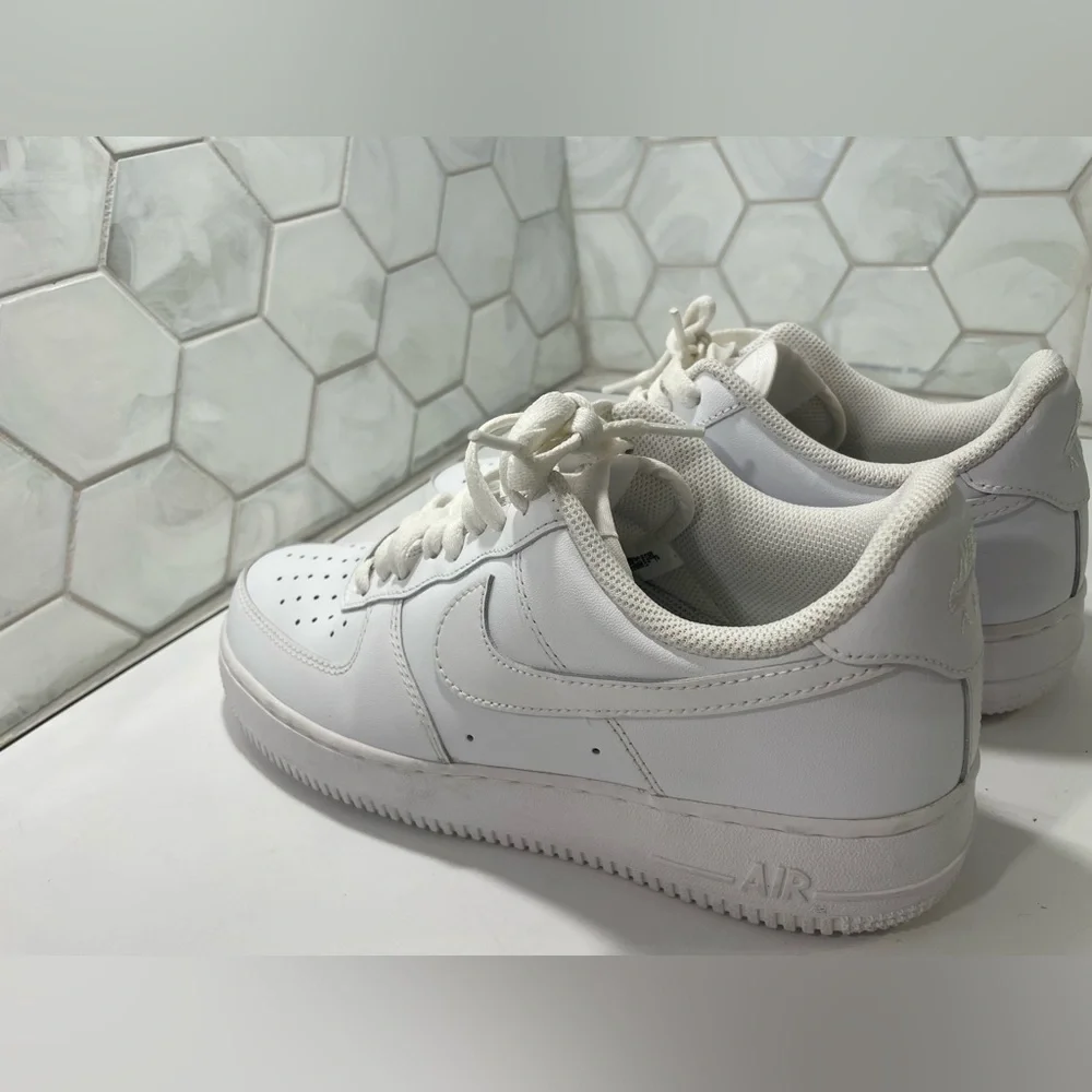 Nike Air Force 1 Low Sneakers Size 10 White Woman's DD8959-100 Great Shape